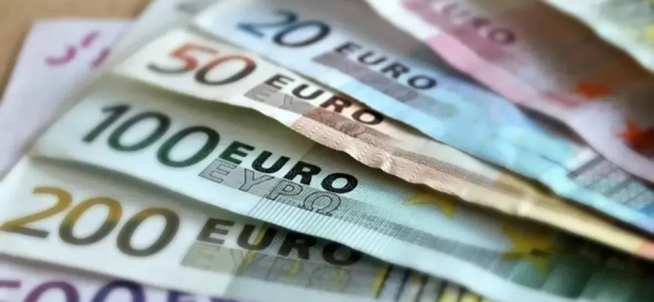 Курс знову оновив рекорд: завтра за євро проситимуть 48,98 гривні 