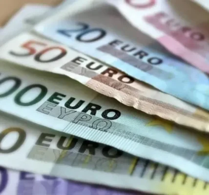 Курс знову оновив рекорд: завтра за євро проситимуть 48,98 гривні 