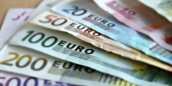 Курс знову оновив рекорд: завтра за євро проситимуть 48,98 гривні 