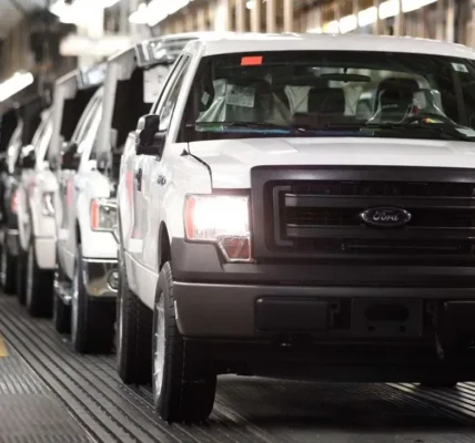 Ford відкликає сотні тисяч авто через дефект