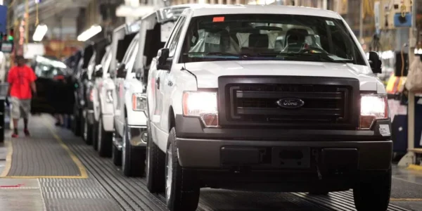 Ford відкликає сотні тисяч авто через дефект