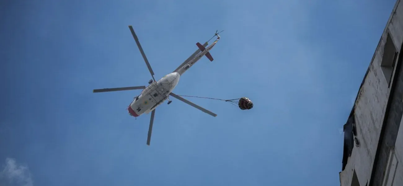 Здійснив 17 скидів води: у Києві до ліквідації наслідків російської атаки залучали авіацію