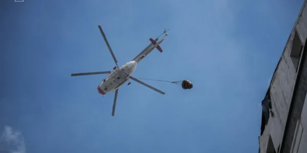 Здійснив 17 скидів води: у Києві до ліквідації наслідків російської атаки залучали авіацію