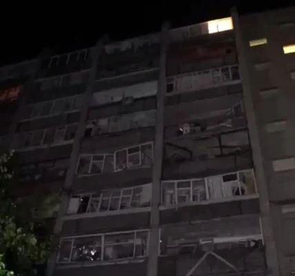 Атака на Суми: 12 постраждалих, пошкоджено житлові будинки, ТЦ та автівки