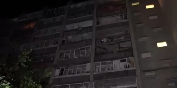 Атака на Суми: 12 постраждалих, пошкоджено житлові будинки, ТЦ та автівки