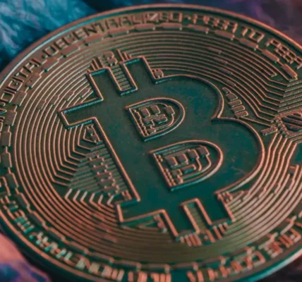 Біткоїн продовжує падіння: вартість криптовалюти знизилась на 0,9%