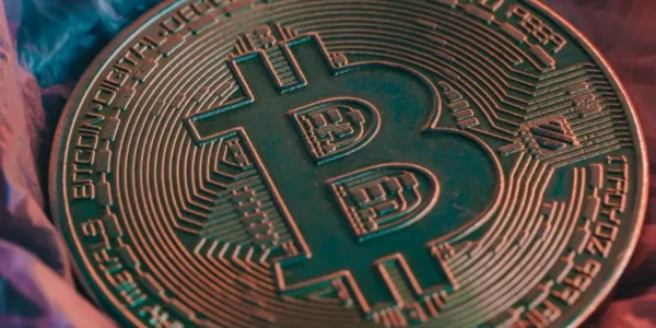 Біткоїн продовжує падіння: вартість криптовалюти знизилась на 0,9%