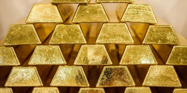 Золото дешевшає на тлі зміцнення долара та зростання оптимізму щодо торгівлі