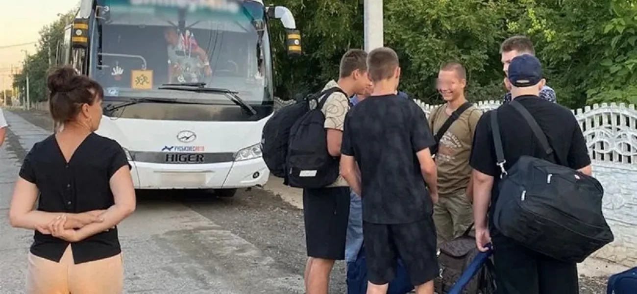 росіяни вивезли українських школярів до санкт-петербурга для параду, який скасували