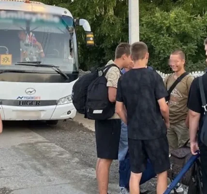 росіяни вивезли українських школярів до санкт-петербурга для параду, який скасували