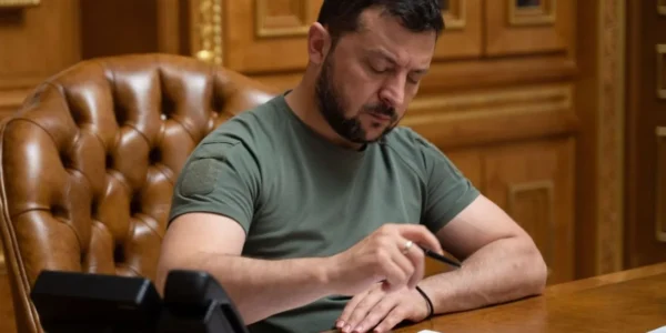 Військова підготовка студентів-медиків, контракти 60+ та виплати інструкторам: Зеленський підписав низку законів