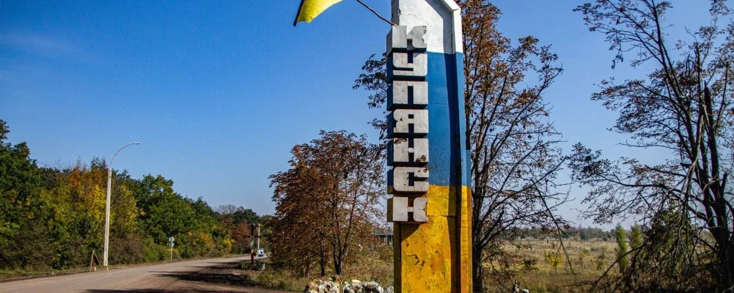 Ворог атакував цивільне авто на трасі поблизу Куп