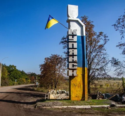 Ворог атакував цивільне авто на трасі поблизу Куп