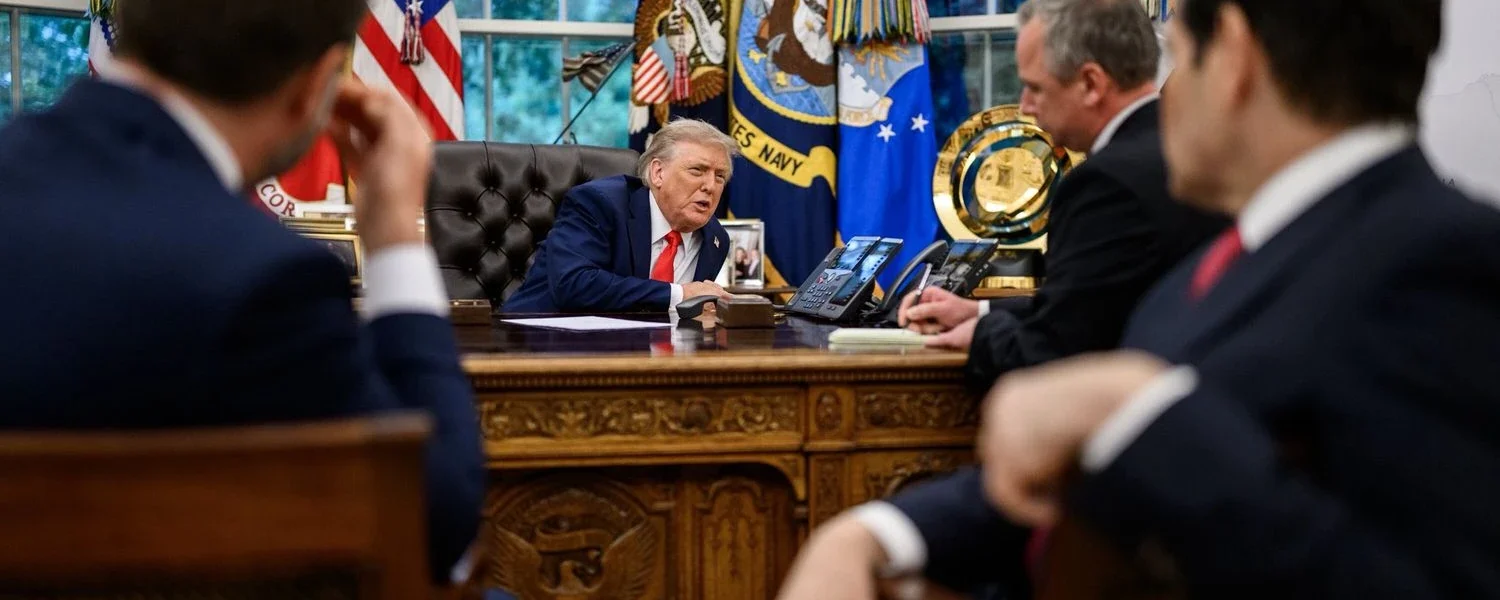 Білий дім оприлюднив фото розмови Трампа з путіним під час зустрічі з Зеленським та європейськими лідерами у Білому домі