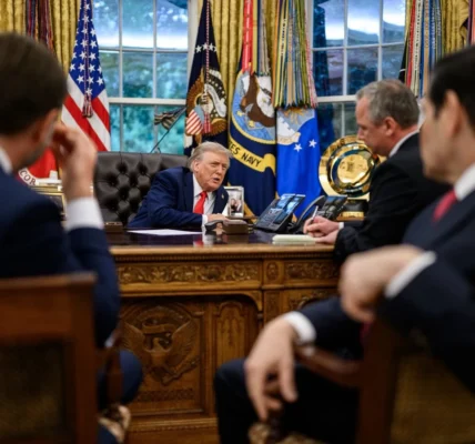 Білий дім оприлюднив фото розмови Трампа з путіним під час зустрічі з Зеленським та європейськими лідерами у Білому домі