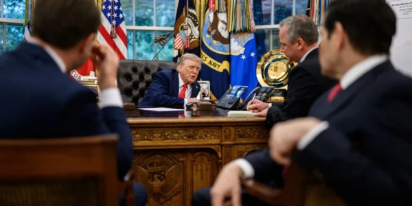 Білий дім оприлюднив фото розмови Трампа з путіним під час зустрічі з Зеленським та європейськими лідерами у Білому домі