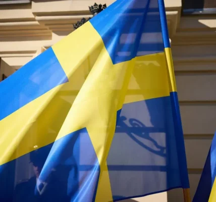 У Швеції знову атакували посольство рф: з дрона скинули пакет із фарбою