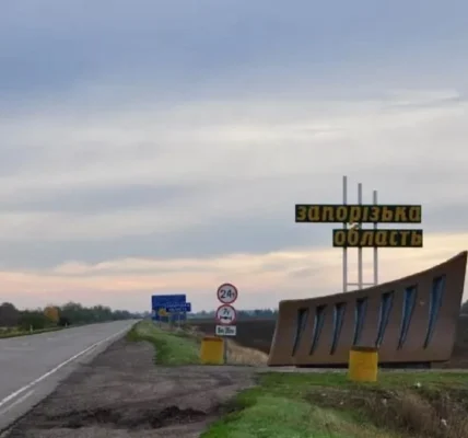 російський дрон атакував цивільний автомобіль у Запорізькому районі, є поранені