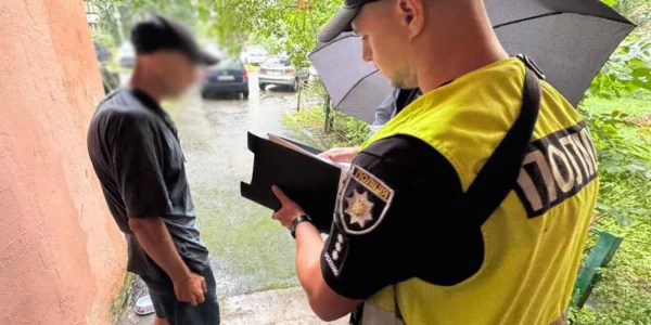 Правоохоронці затримали чоловіка, який кинув гранату в одному з районів Києва