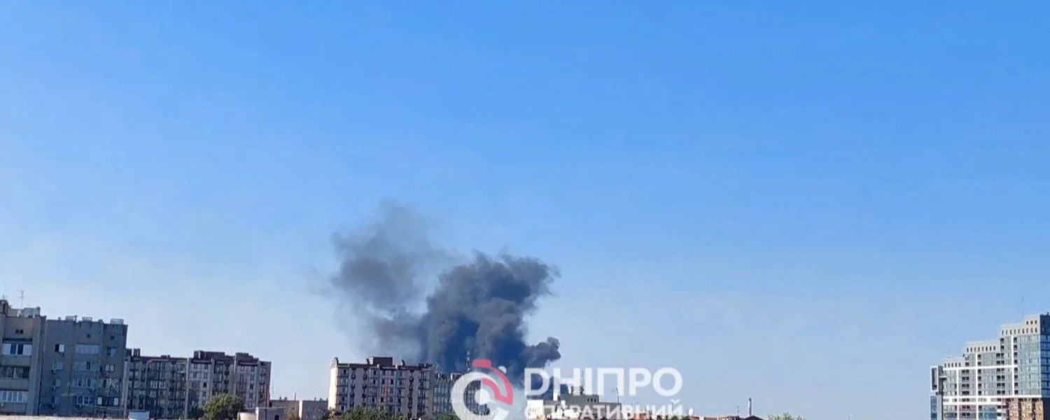 Масштабна пожежа спалахнула у Дніпрі: місто затягло чорним димом