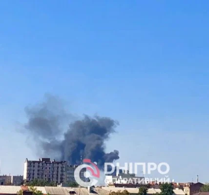 Масштабна пожежа спалахнула у Дніпрі: місто затягло чорним димом