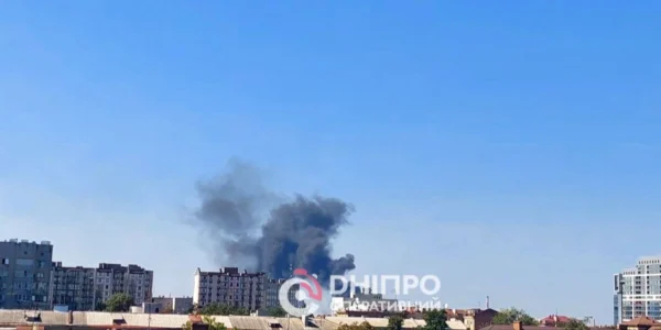 Масштабна пожежа спалахнула у Дніпрі: місто затягло чорним димом