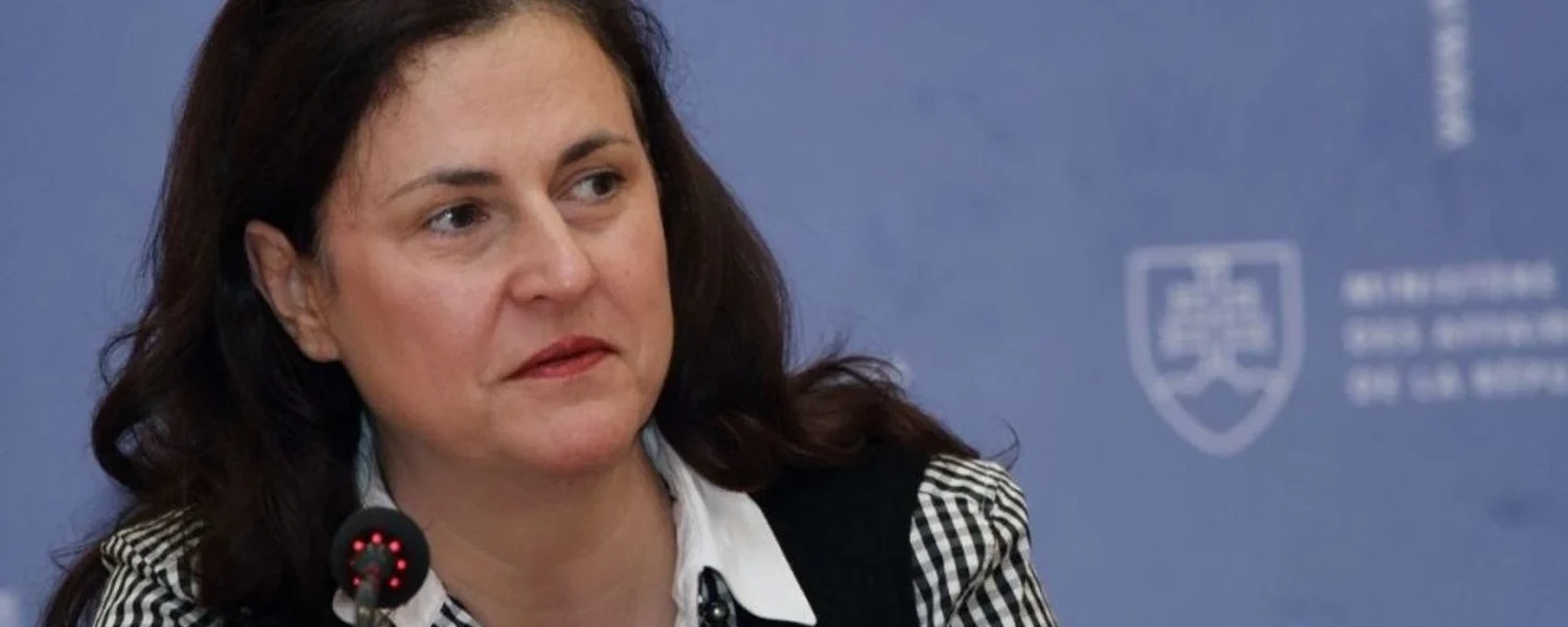 путін точно знає, що робить: Матернова показала уламки ракети, якою росіяни вдарили по будівлі Кабміну