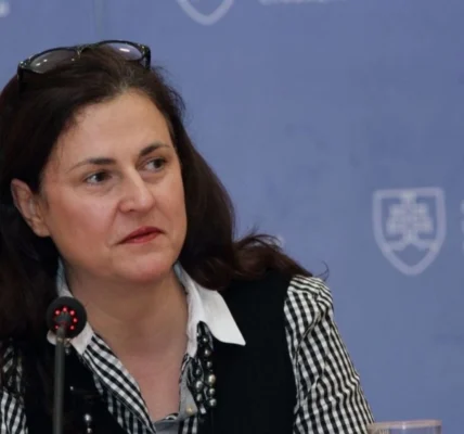 путін точно знає, що робить: Матернова показала уламки ракети, якою росіяни вдарили по будівлі Кабміну
