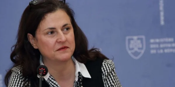 путін точно знає, що робить: Матернова показала уламки ракети, якою росіяни вдарили по будівлі Кабміну