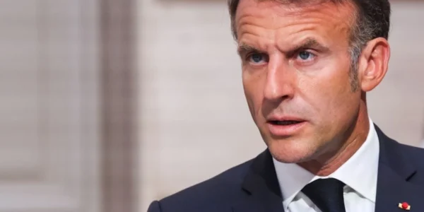 Французький уряд отримав вотум недовіри. Макрон призначить нового прем