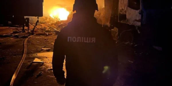 Київщина: атака рф дронами спричинила пожежу на складах на території логістичного центру