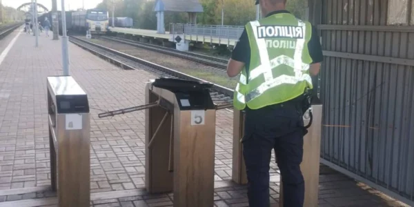 13-річний хлопець впав із товарного поїзда у Києві: йому відірвало ногу