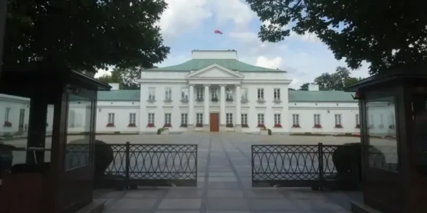 Запуск дрона над урядовими будівлями у Варшаві: у діях українця і білоруски не вбачають виконання замовлення іноземних служб - ЗМІ