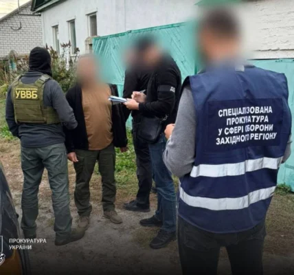 Вимагали 5,5 тис. доларів за переведення військового в тил: на Хмельниччині затримано двох прикордонників