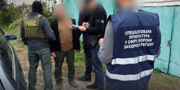 Вимагали 5,5 тис. доларів за переведення військового в тил: на Хмельниччині затримано двох прикордонників