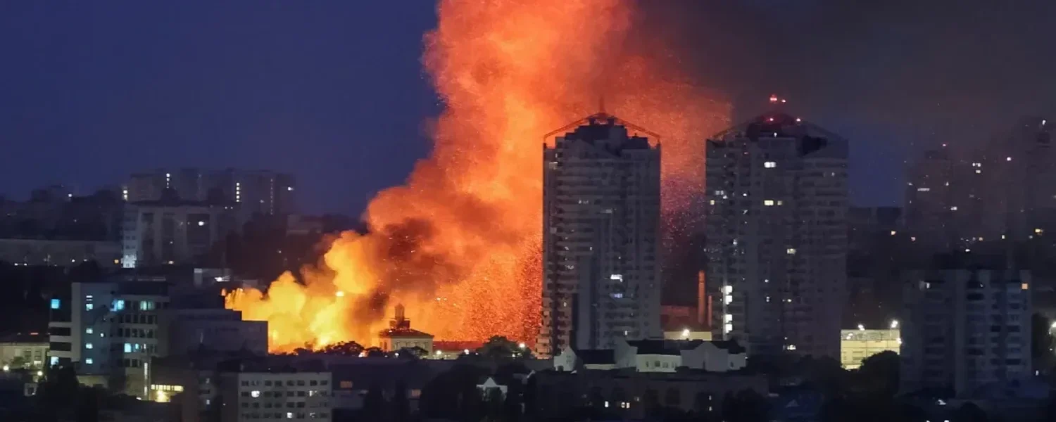 Київ під масованою атакою дронів та ракет: що відомо
