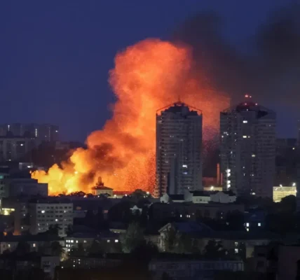 Київ під масованою атакою дронів та ракет: що відомо