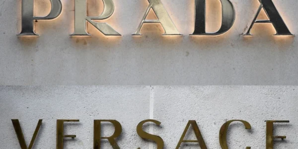 ЄС дозволив Prada придбати Versace за $1,375 млрд