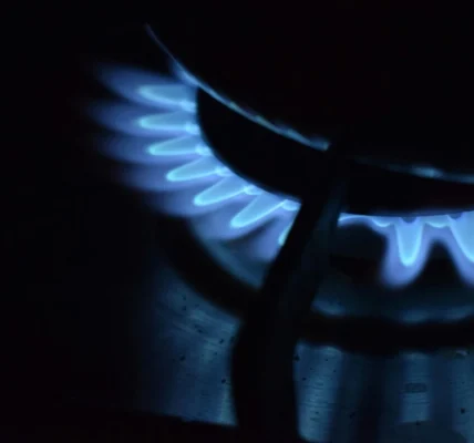 Удари рф знищили понад половину видобутку газу в Україні - Bloomberg