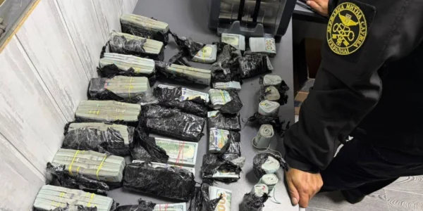 Жінка намагалась вивезти з України майже мільйон доларів готівки під капотом авто