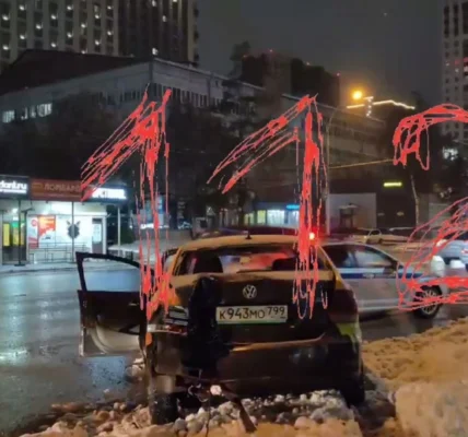 У рф авто каршерингу врізалось у натовп людей на зупинці, а потім в’їхало у кіоск