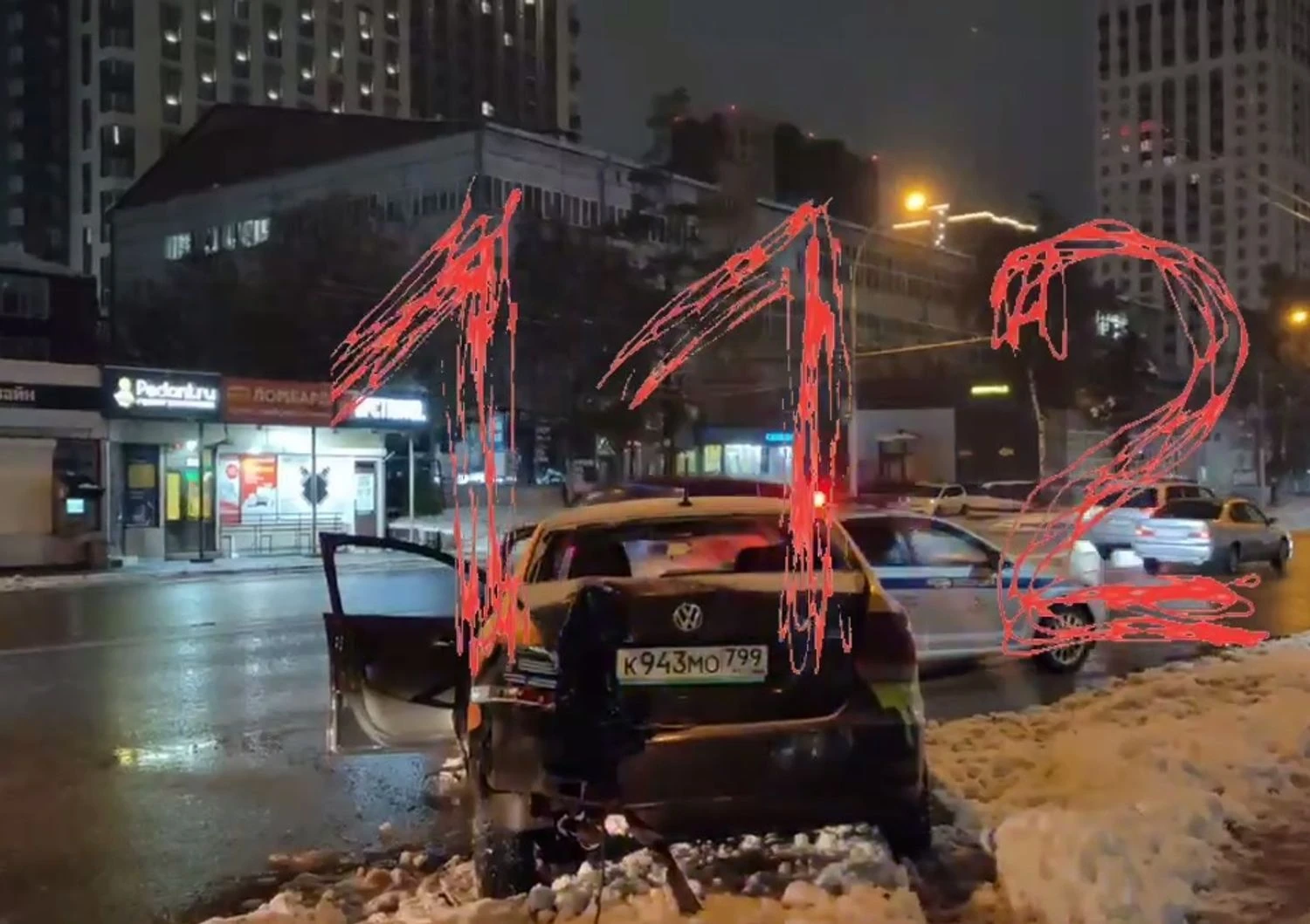 У рф авто каршерингу врізалось у натовп людей на зупинці, а потім в’їхало у кіоск