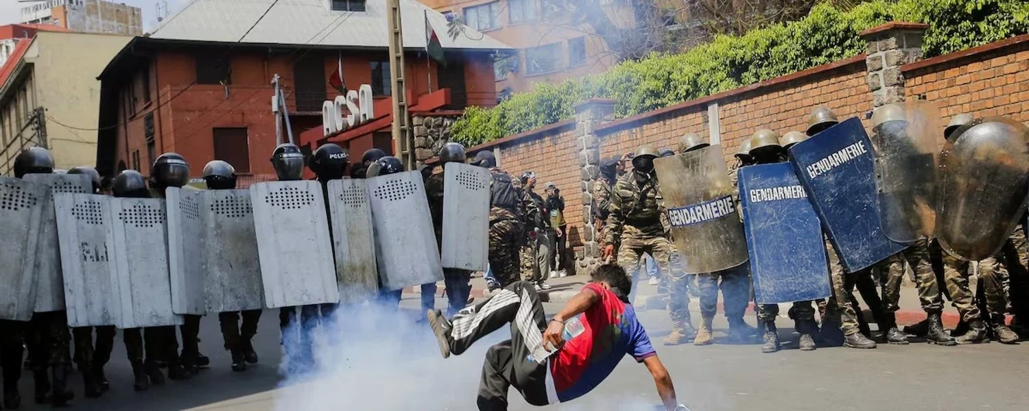 Протестувальники на Мадагаскарі вперше вийшли на площу під військовим ескортом
