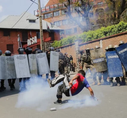 Протестувальники на Мадагаскарі вперше вийшли на площу під військовим ескортом