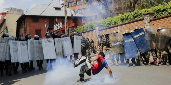 Протестувальники на Мадагаскарі вперше вийшли на площу під військовим ескортом