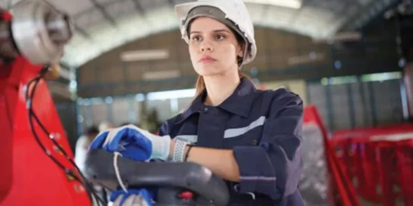 Верстатниці, трактористки та операторки котелень: в Україні 873 жінки опановують чоловічі професії