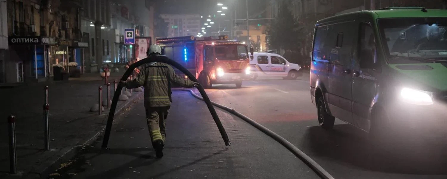 У Києві з вечора гасять масштабну пожежу в багатоповерхівці на Печерську: кадри з місця події