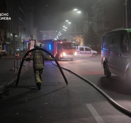 У Києві з вечора гасять масштабну пожежу в багатоповерхівці на Печерську: кадри з місця події