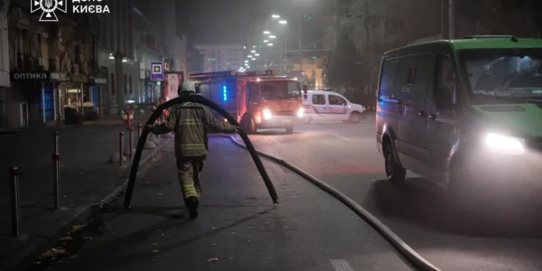 У Києві з вечора гасять масштабну пожежу в багатоповерхівці на Печерську: кадри з місця події