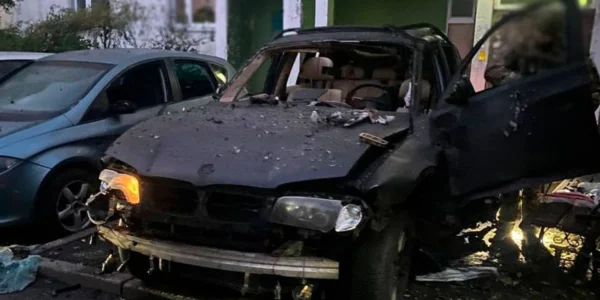 У Києві вибухнув BMW X3, попередньо через закладену вибухівку: поліція і СБУ встановлюють обставини